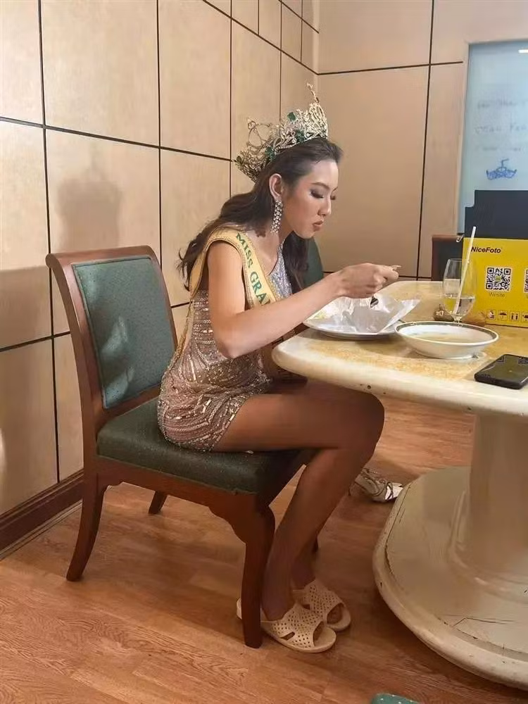 Khoảnh khắc nổi tiếng của Thùy Tiên với đôi dép tổ ong. Khoảnh khắc nổi tiếng của Thùy Tiên với đôi dép tổ ong.