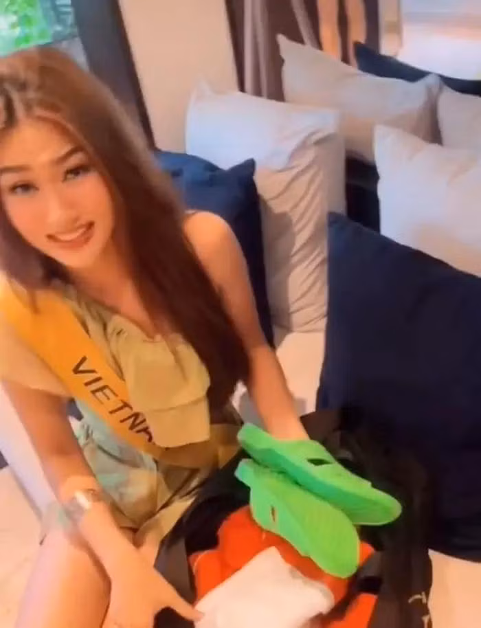 Thiên Ân cũng mang dép tổ ong trong hành lý đi thi. Thiên Ân cũng mang dép tổ ong trong hành lý đi thi.