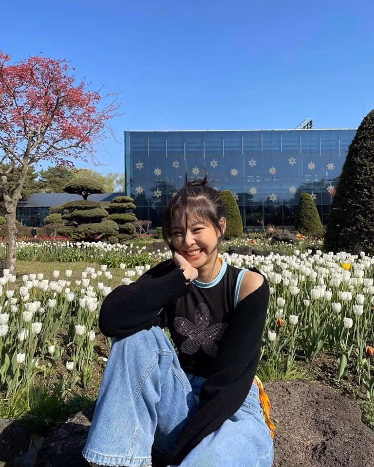 Jennie khoe ảnh đi ngắm hoa cùng bạn bè. Jennie khoe ảnh đi ngắm hoa cùng bạn bè.