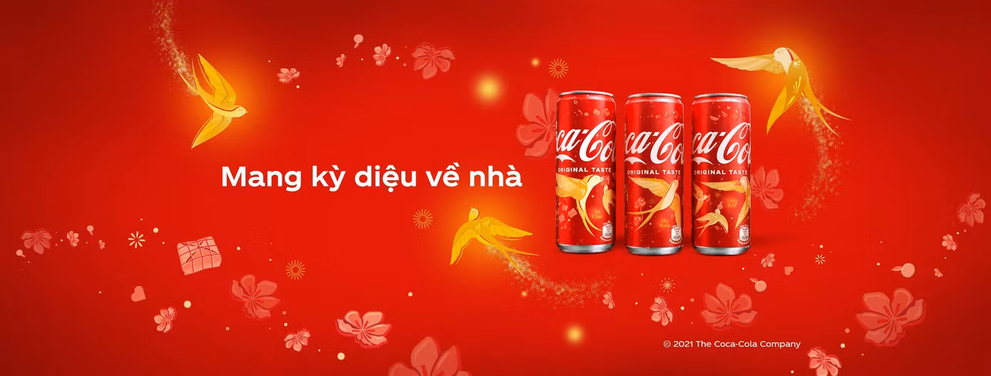 Với biểu tượng cánh én vàng báo hiệu mùa xuân quen thuộc, COCA-COLA® phiên bản lon Tết 2022 gửi gắm thông điệp ý nghĩa: Gắn Kết - Sẻ Chia - Hy Vọng.