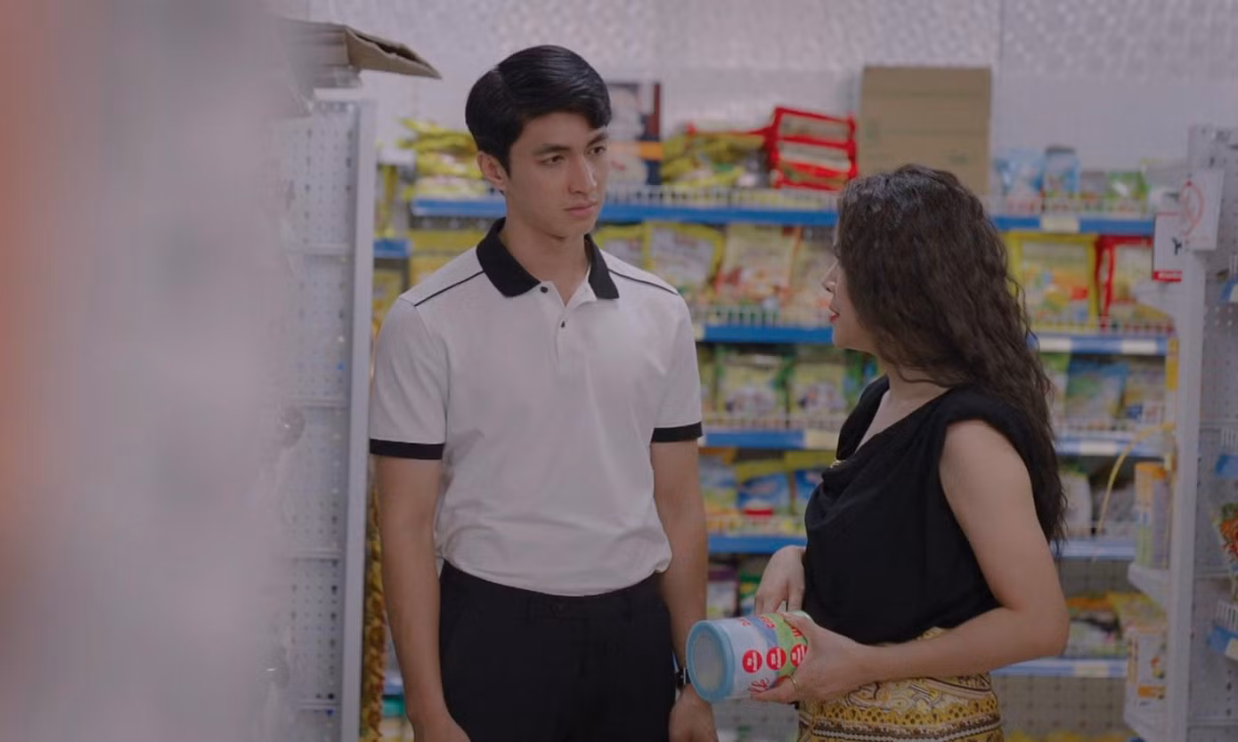 Quân và chị sếp giả vờ đi công chuyện khi bị Sơn Ca phát hiện