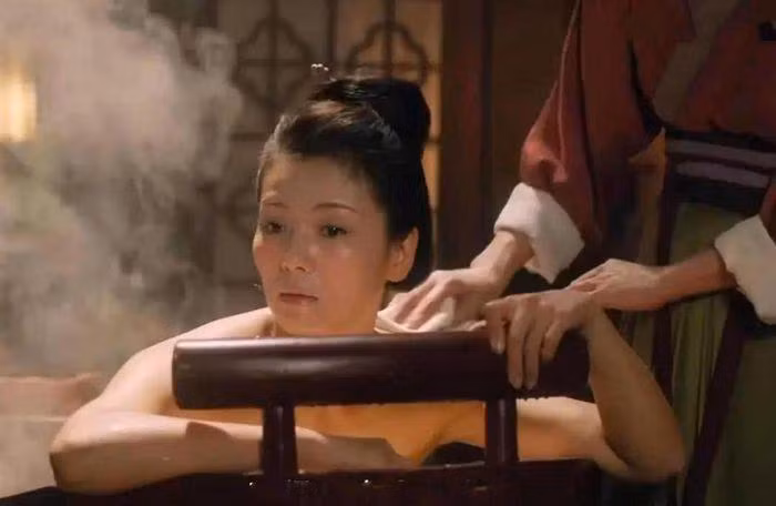 Lưu Đào không ngại bị chê là có cánh tay lực sĩ. Lưu Đào không ngại bị chê là có cánh tay lực sĩ.
