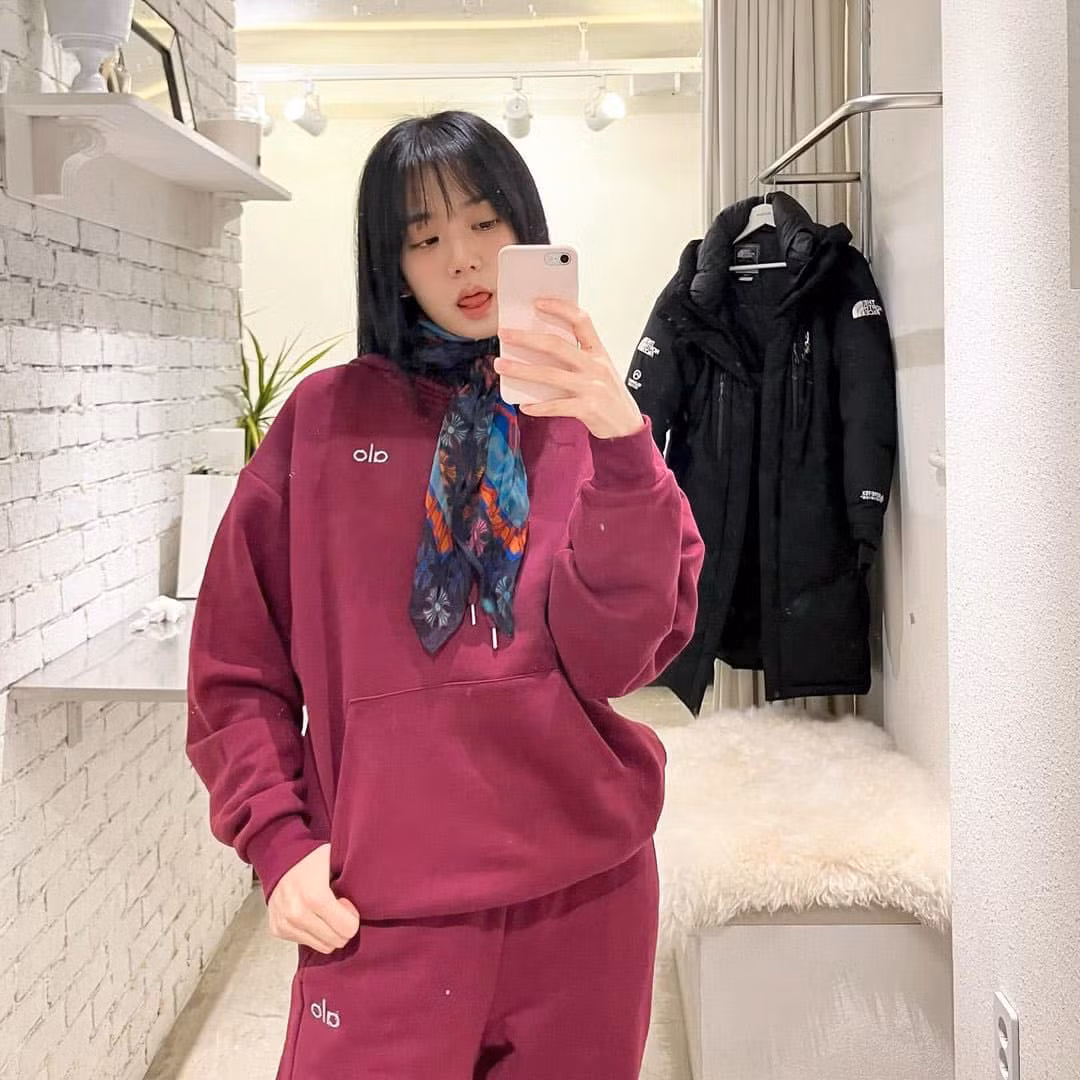 Các thành viên BLACKPINK than rằng ảnh Jisoo chụp thường bị mờ. Các thành viên BLACKPINK than rằng ảnh Jisoo chụp thường bị mờ.