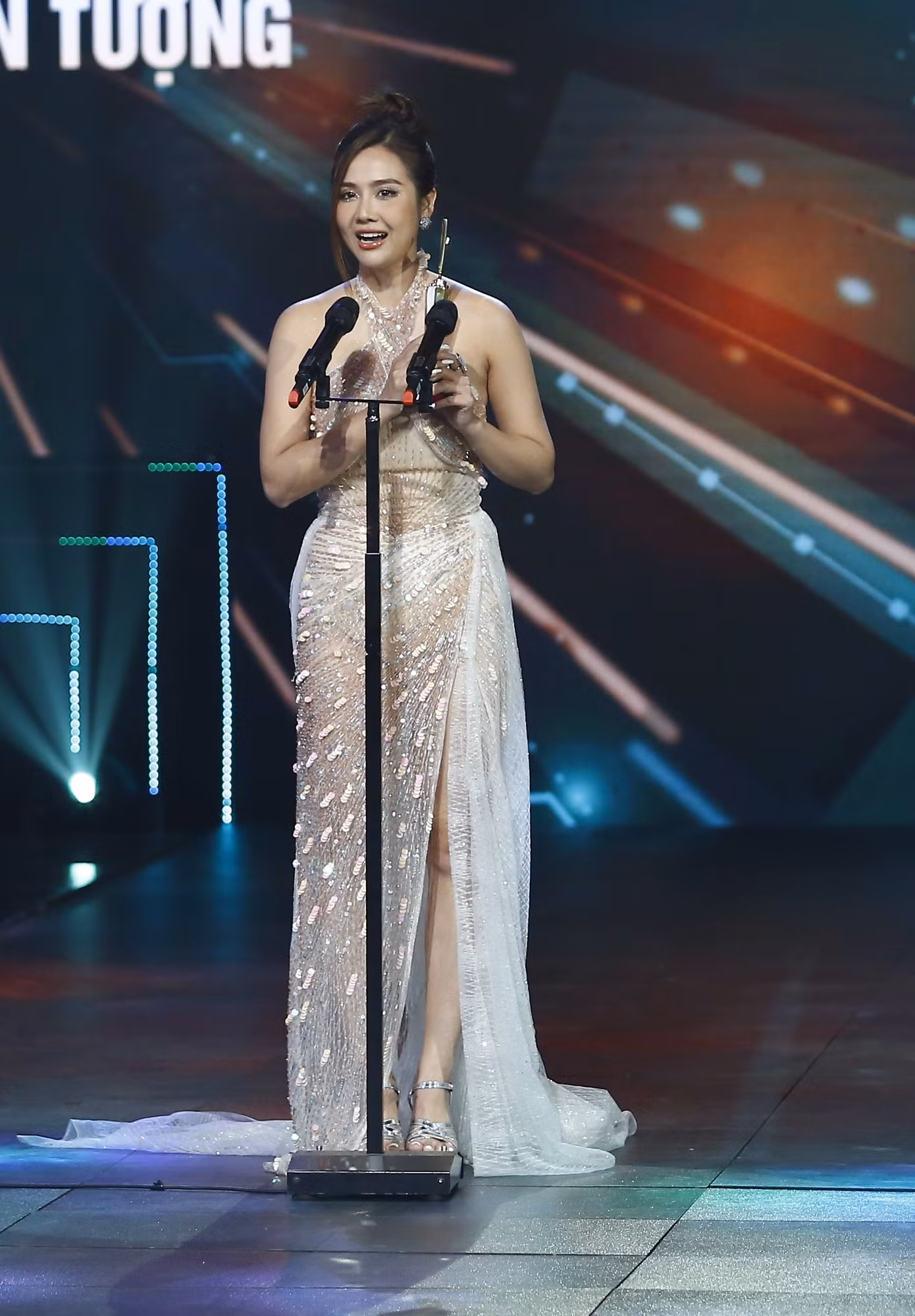 Huyền Lizzie nhận giải Nữ diễn viên ấn tượng Huyền Lizzie nhận giải Nữ diễn viên ấn tượng