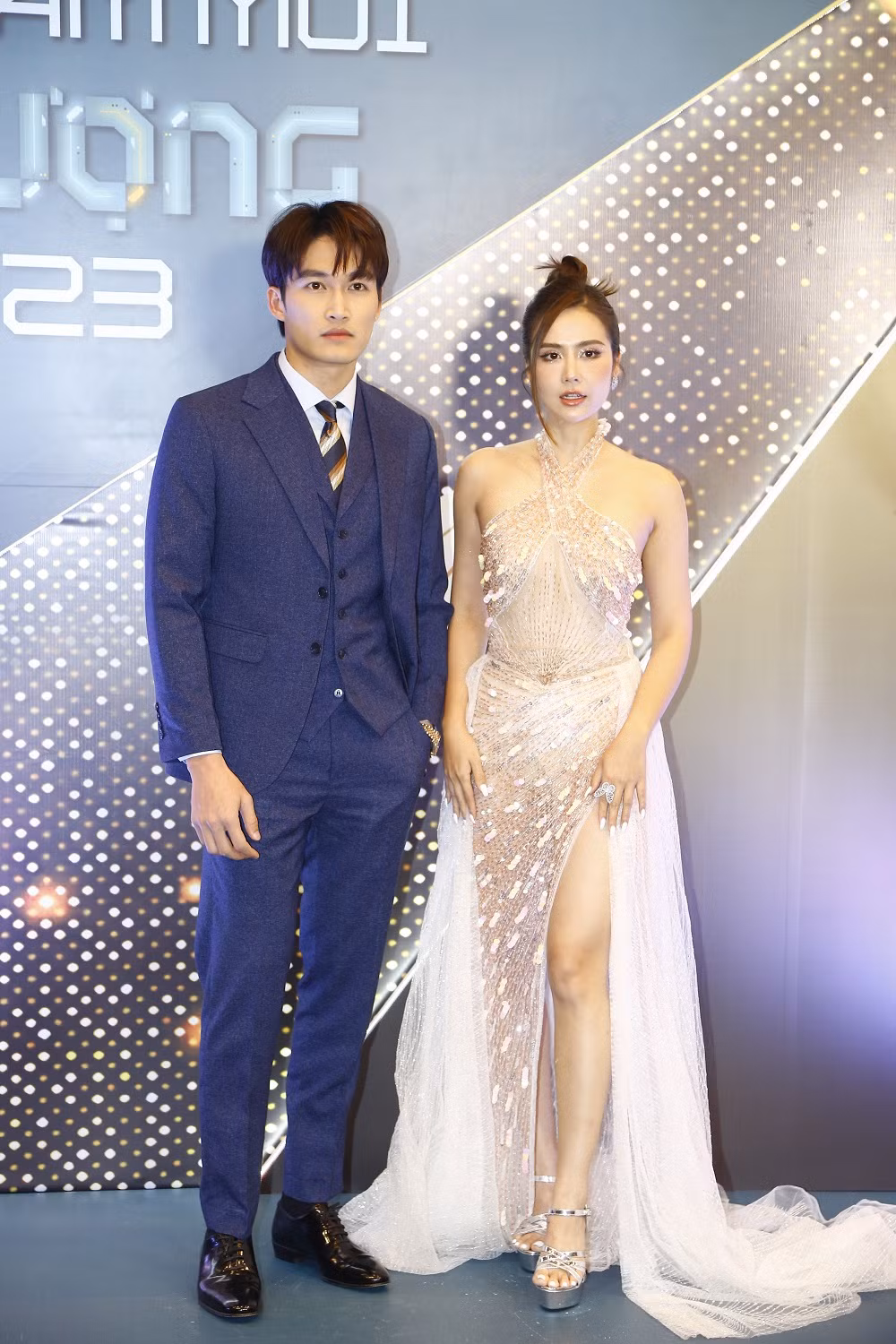 Đình Tú "lạnh lùng" với Huyền Lizzie trên thảm đỏ... Đình Tú "lạnh lùng" với Huyền Lizzie trên thảm đỏ...