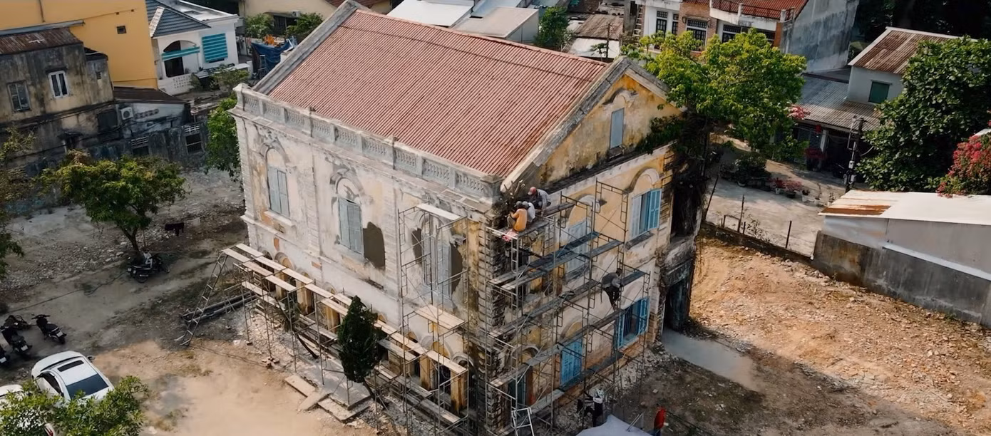 Ngôi nhà của gia đình Dương Phúc vốn là căn biệt thự cũ kỹ.