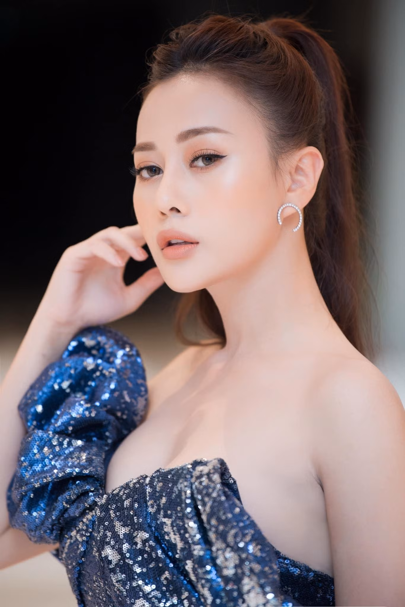 Nhìn nữ diễn viên khá khác biệt so với trong phim hay trong những bức ảnh sự kiện.