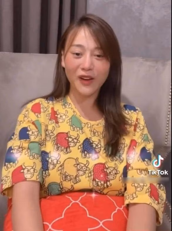 Nữ diễn viên gần như không trang điểm khi livestream