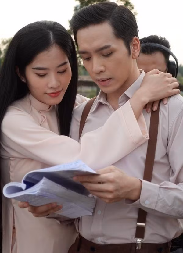 Nam Em thân mật với bạn diễn dù đang tập kịch bản