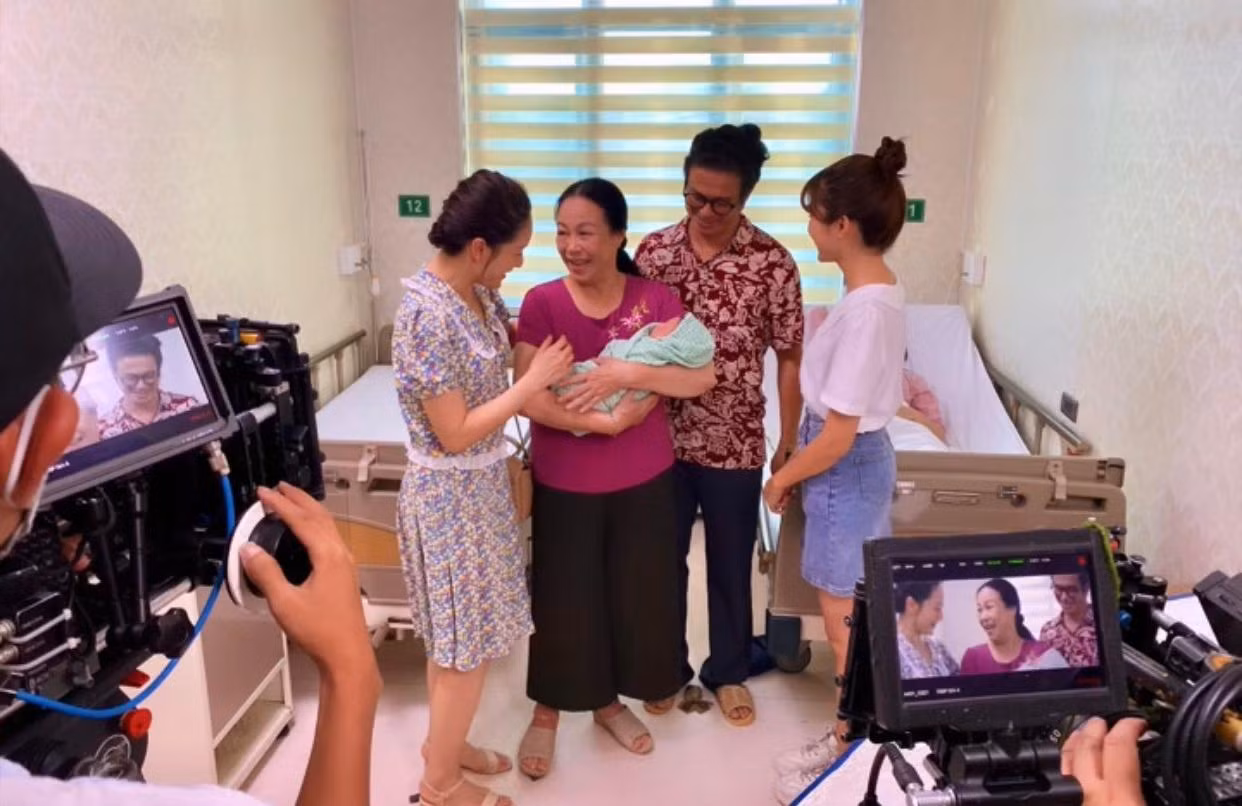 Bức ảnh làm khán giả ngỡ Vân Trang đã sinh con Bức ảnh làm khán giả ngỡ Vân Trang đã sinh con