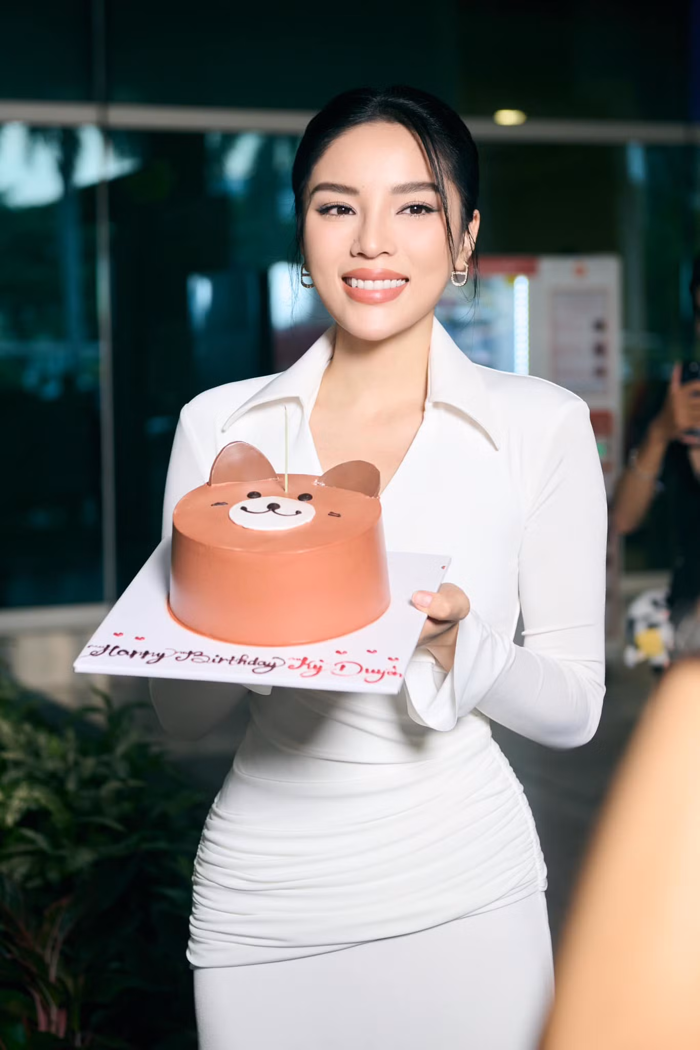 Cô được các fan mừng sinh nhật muộn.