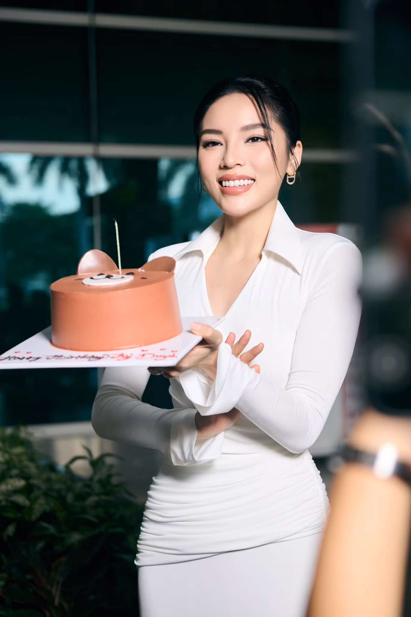 Cô được các fan mừng sinh nhật muộn.