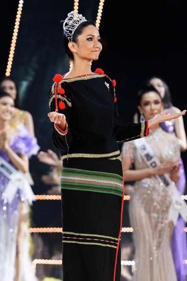 Hoa hậu H'Hen Niê chọn trang phục ý nghĩa khi thực hiện final walk.