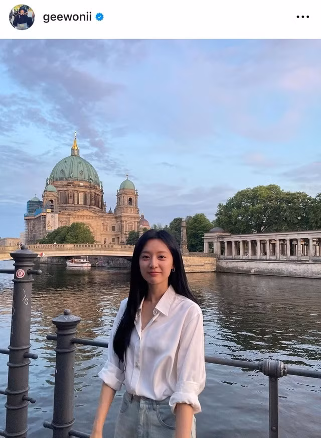 Kim Ji Won thì ít chia sẻ hơn Kim Ji Won thì ít chia sẻ hơn