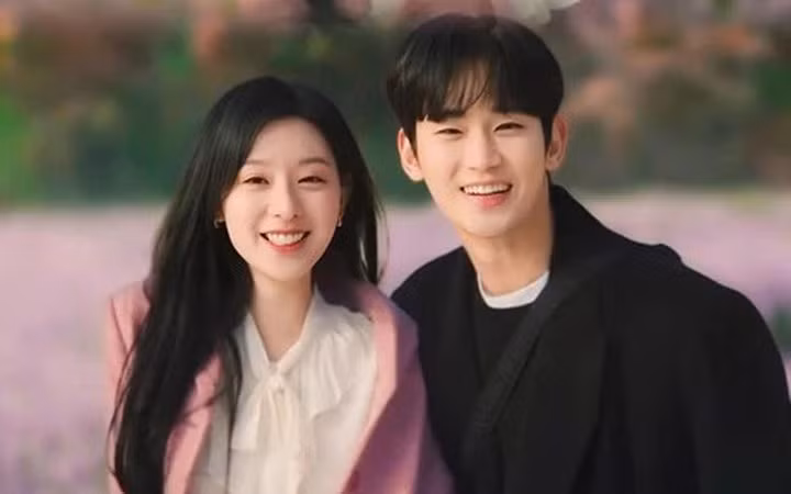 Kim Soo Hyun rất chăm đăng ảnh hậu trường. Kim Soo Hyun rất chăm đăng ảnh hậu trường.