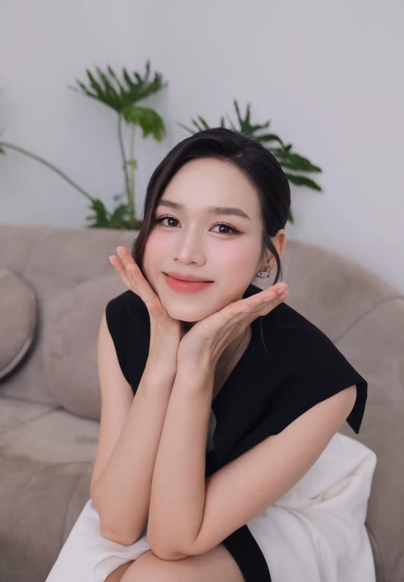 Netizen khen ngợi làn da trắng sáng của nàng hậu.