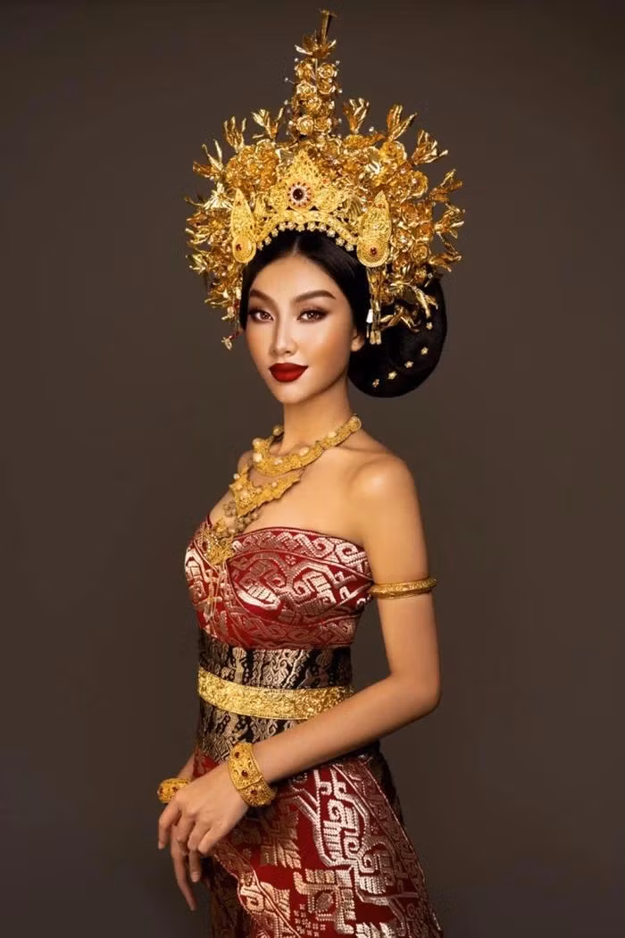 Thùy Tiên đẹp lộng lẫy trong trang phục dân tộc của nước bạn