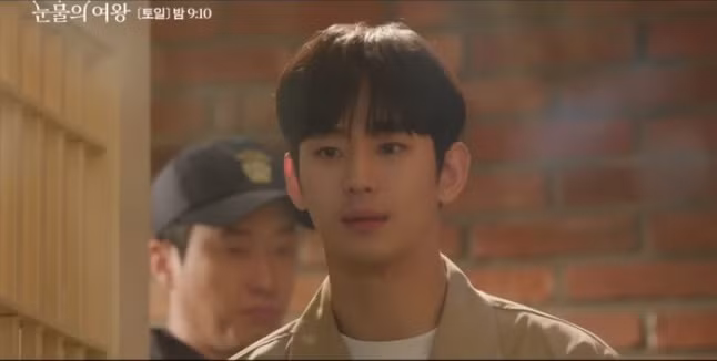 Cô sững sờ khi nhìn thấy Hyun Woo. Cô sững sờ khi nhìn thấy Hyun Woo.