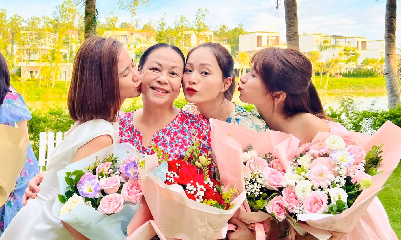 Bốn mẹ con bà Nga hạnh phúc trong ngày đóng máy phim. Bốn mẹ con bà Nga hạnh phúc trong ngày đóng máy phim.