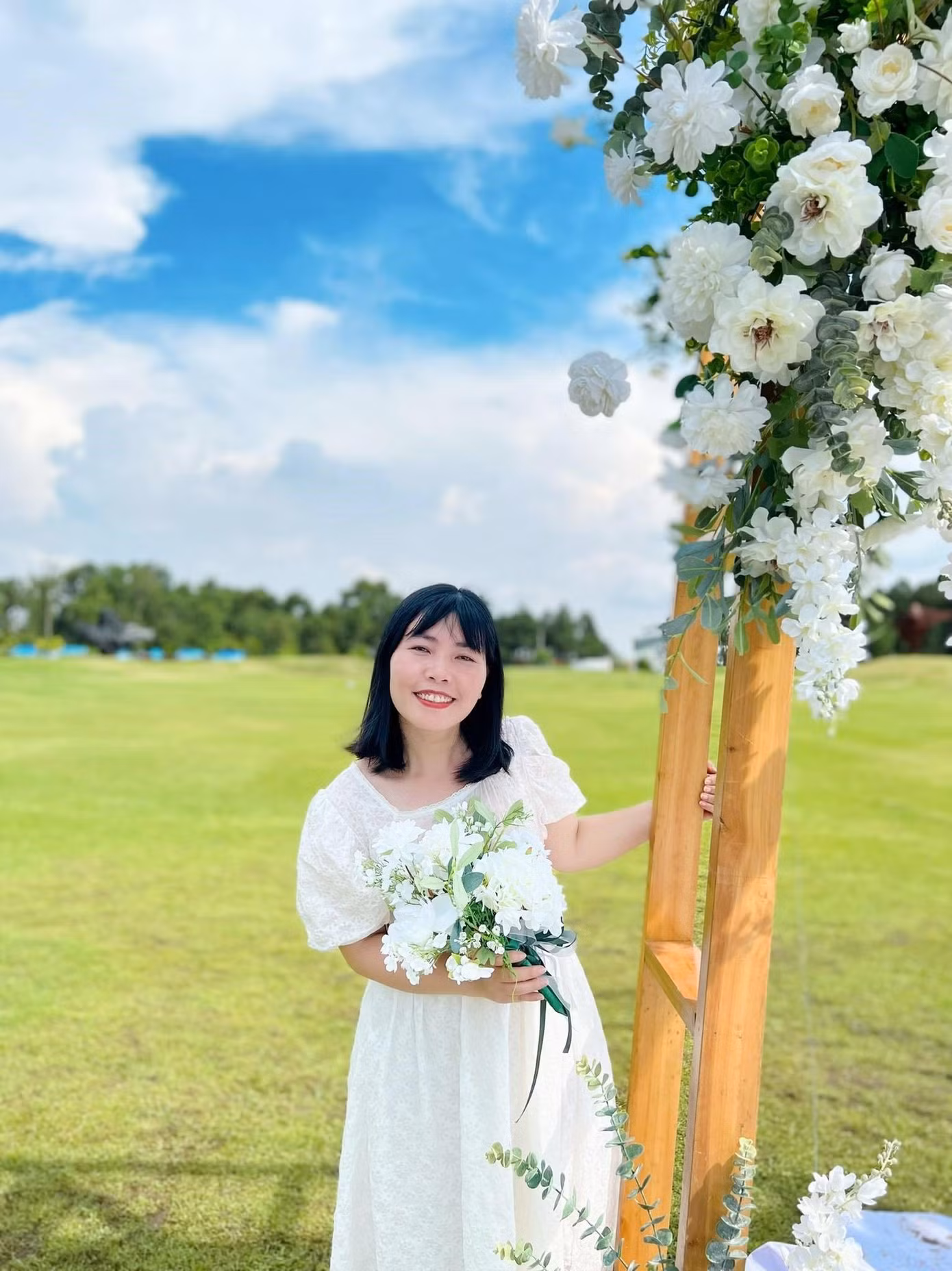 Biên kịch Thu Thủy tại bối cảnh đám cưới Trang, Duy. Biên kịch Thu Thủy tại bối cảnh đám cưới Trang, Duy.