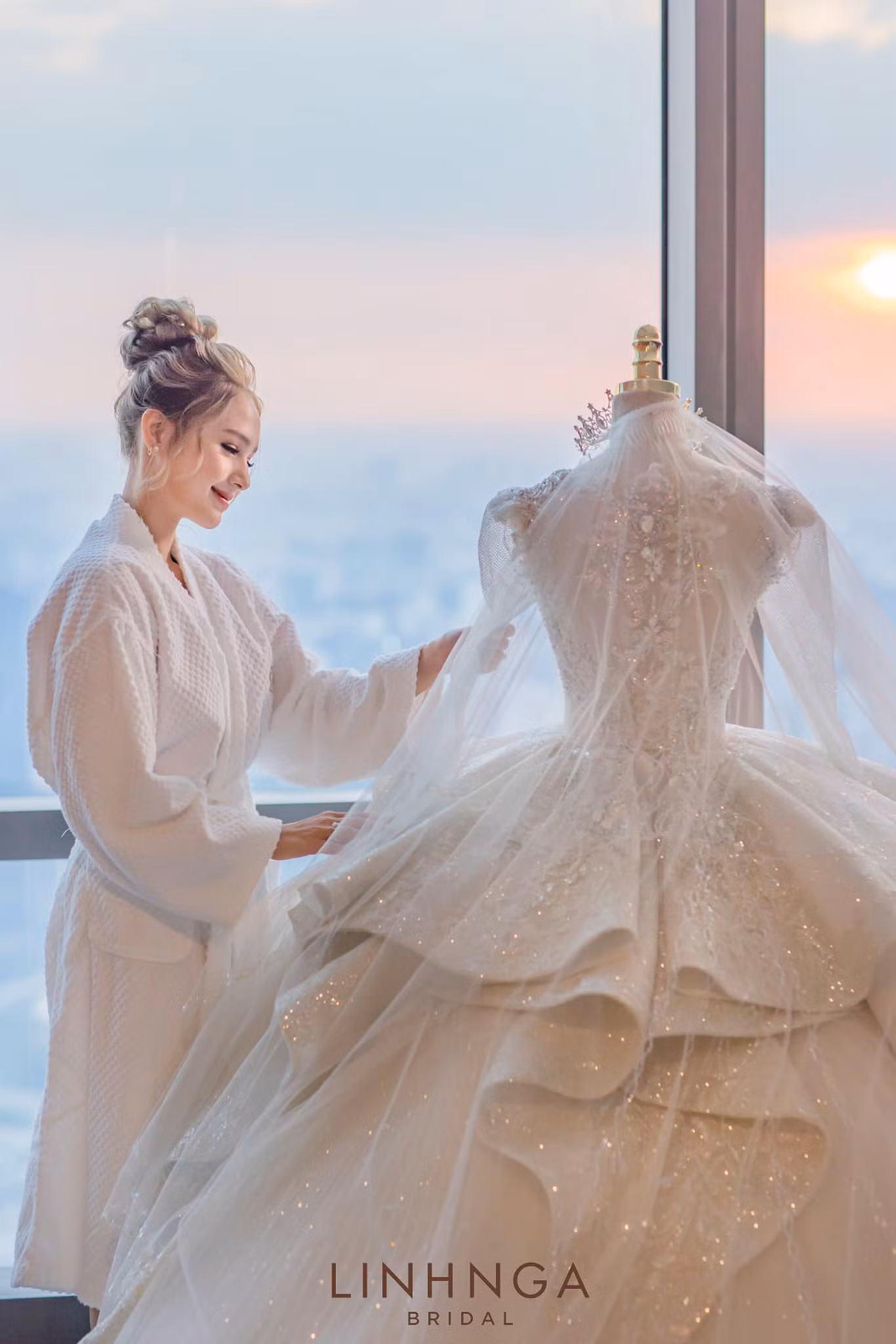 Khoảnh khắc mặc váy cưới trong MV khiến mọi người càng thương cảm cho Xoài Non.