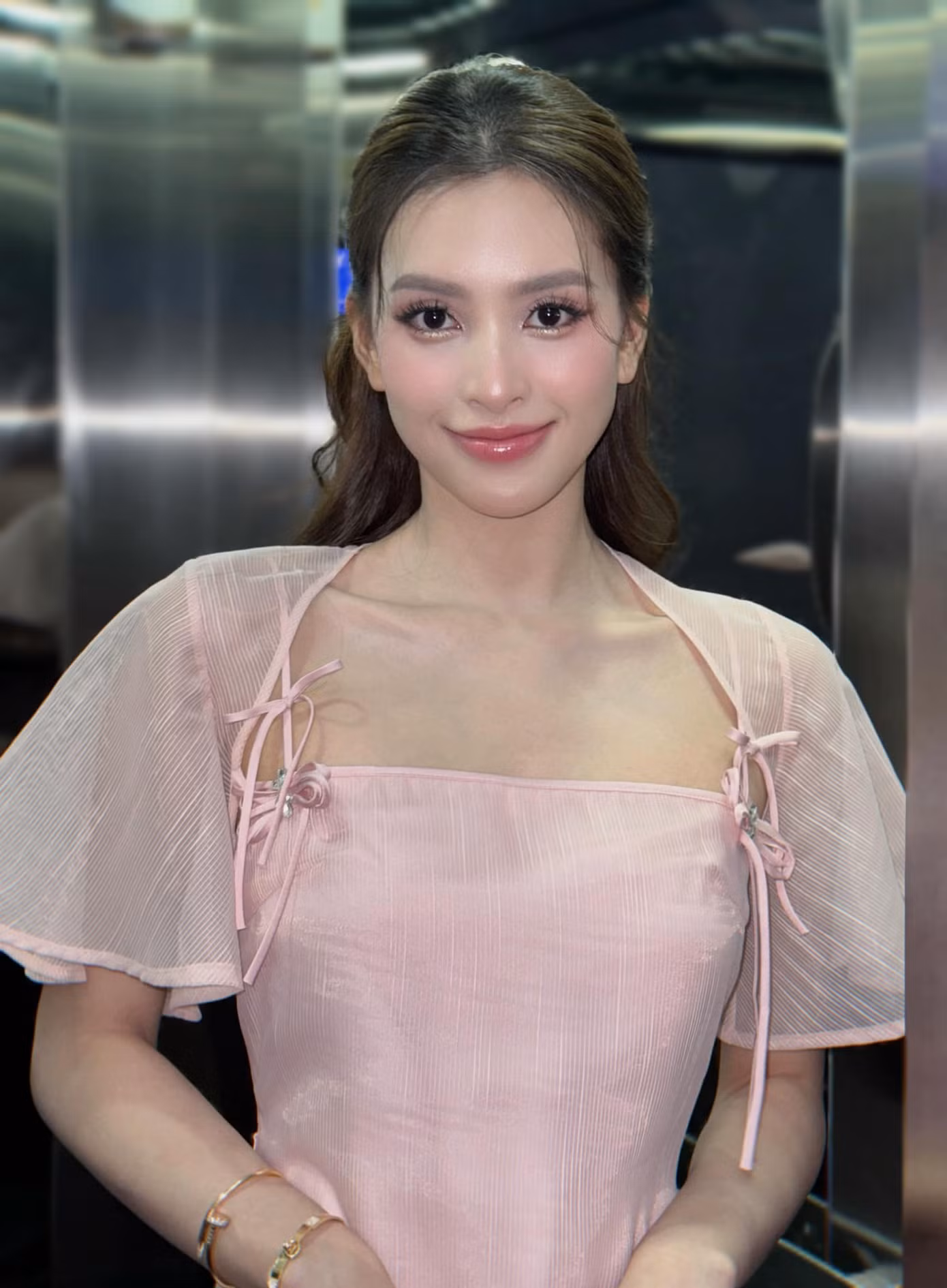 Tuy nhiên, nàng hậu vẫn tiết lộ rằng mình đang độc thân.