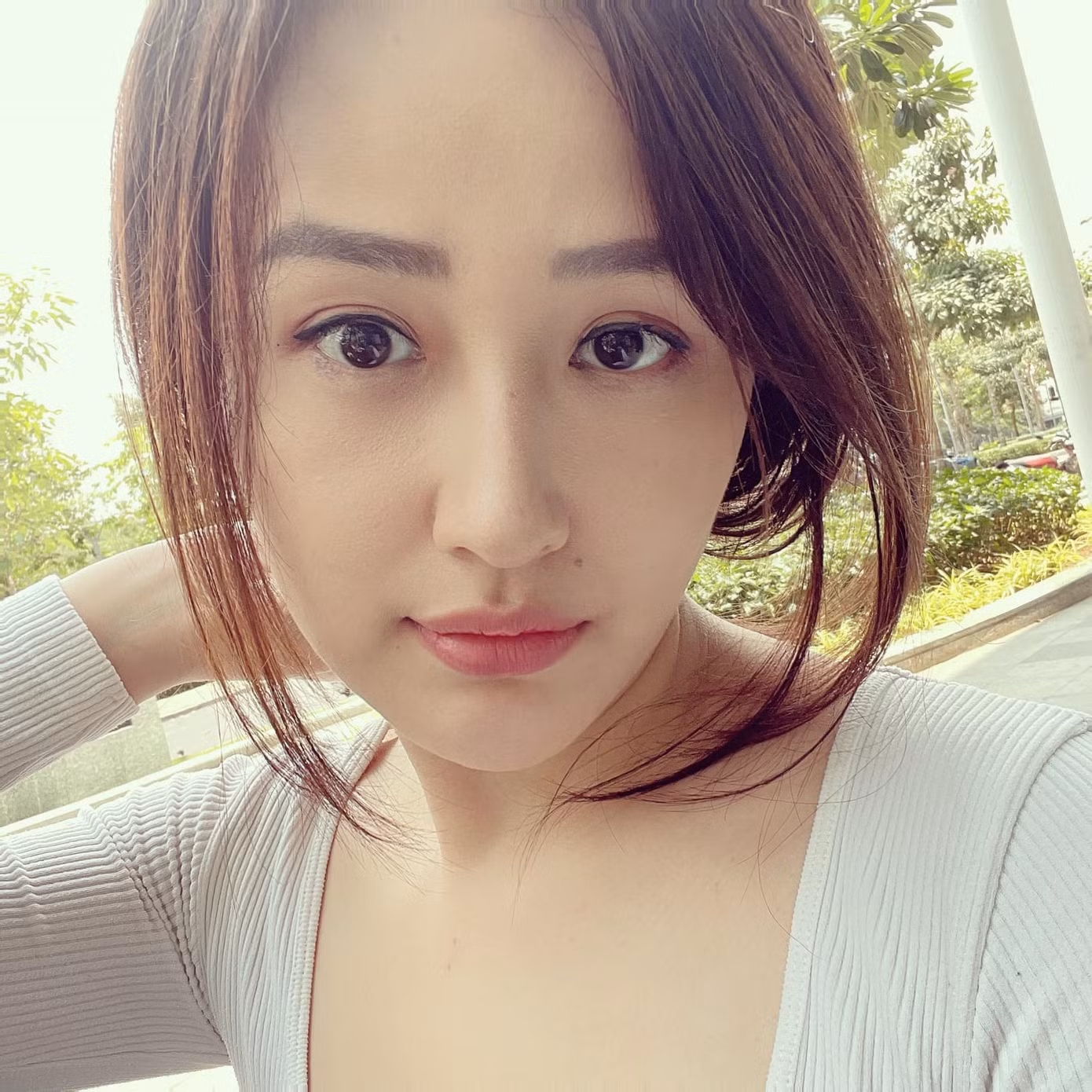 Đã nhiều tháng nay Mai Phương Thúy chỉ đăng ảnh cận mặt khiến dân tình tò mò.