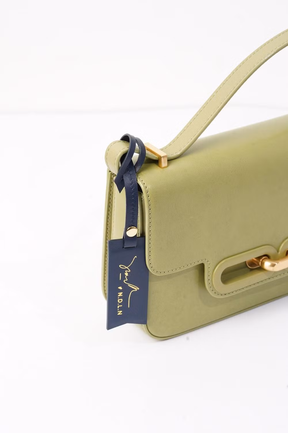 Túi Kate Bag phiên bản độc quyền dành riêng cho thị trường Việt Nam được tặng kèm với bag tag chữ ký của nữ diễn viên Ninh Dương Lan Ngọc. Túi Kate Bag phiên bản độc quyền dành riêng cho thị trường Việt Nam được tặng kèm với bag tag chữ ký của nữ diễn viên Ninh Dương Lan Ngọc.