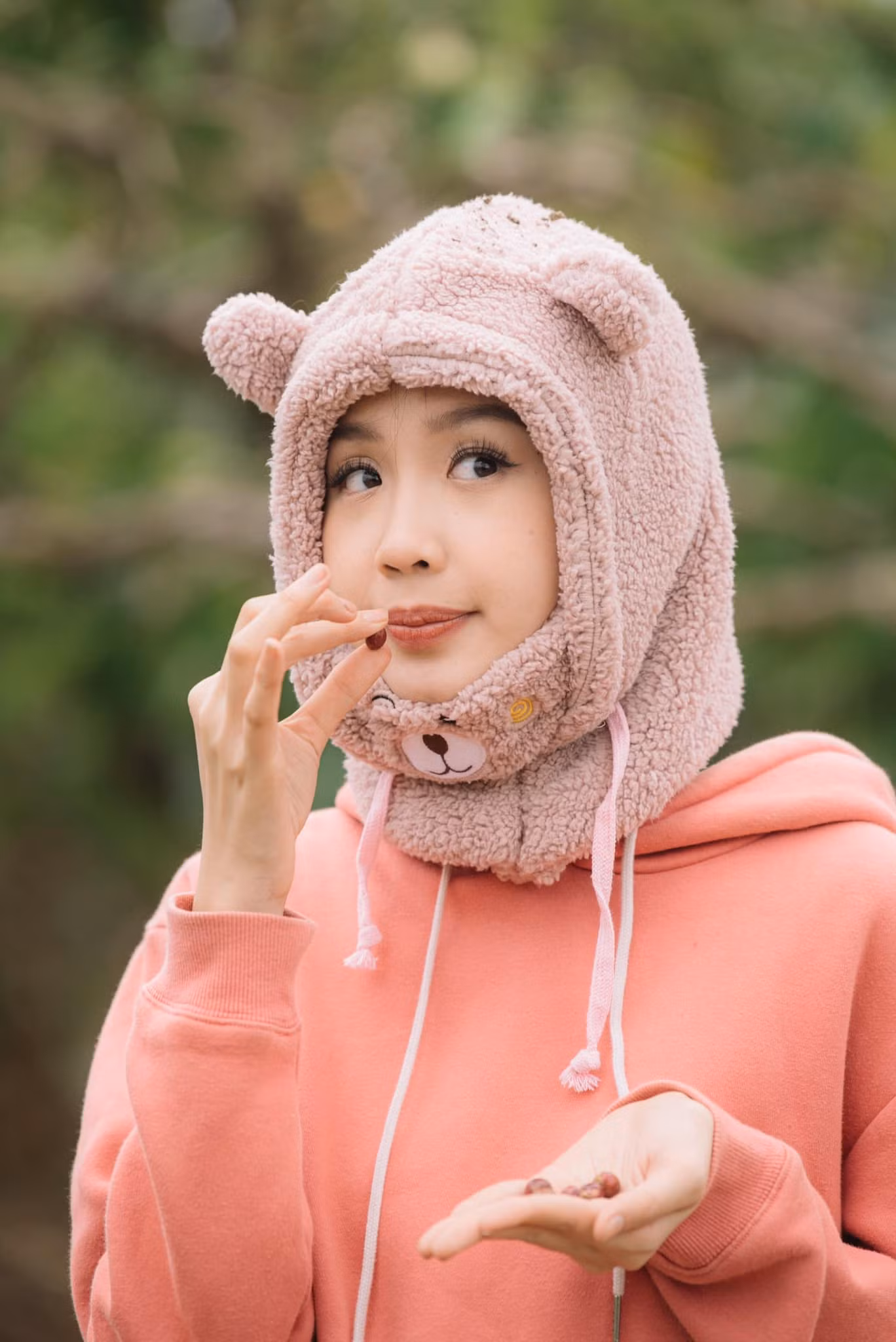 Nàng hậu vừa giành thêm học bổng của một trường đại học danh tiếng.
