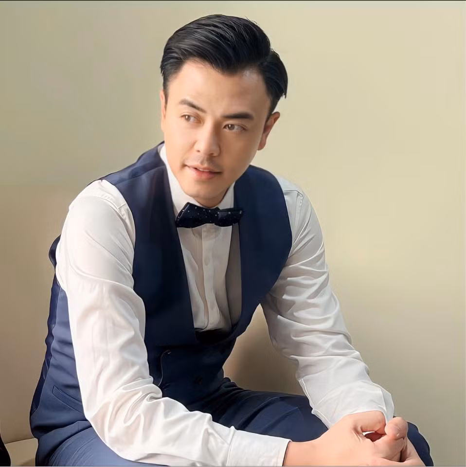 Netizen cho rằng chú rể nhìn rất giống Tuấn Tú.