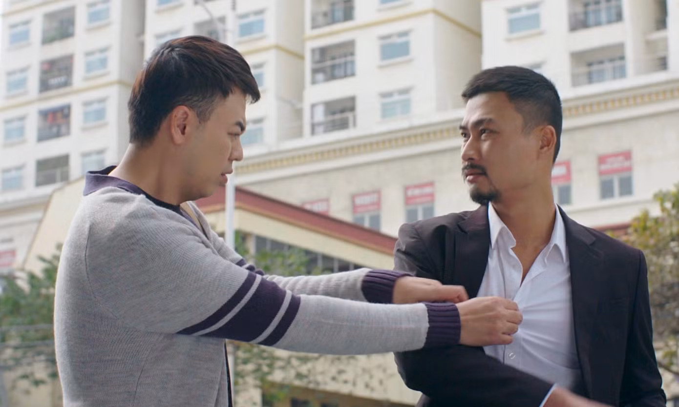 Người Một Nhà cũng là phim gia đình nhưng không nặng nề.