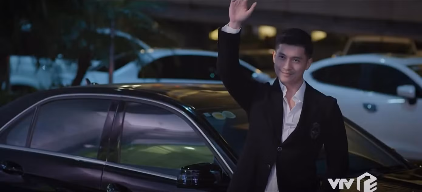 Hoàng Duy tái mặt khi đụng độ tình địch