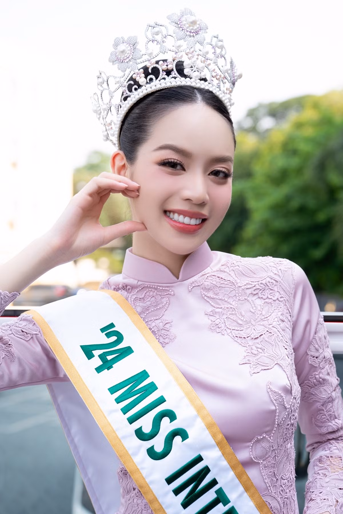 Hóa ra nàng hậu đã cân nhắc kỹ về cái cúi đầu khi ấy. Hóa ra nàng hậu đã cân nhắc kỹ về cái cúi đầu khi ấy.