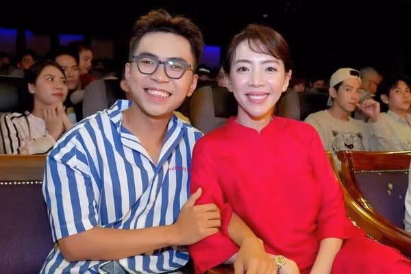 Nữ diễn viên khéo léo bênh vực đàn em nhưng vẫn bị netizen chỉ trích. Nữ diễn viên khéo léo bênh vực đàn em nhưng vẫn bị netizen chỉ trích.