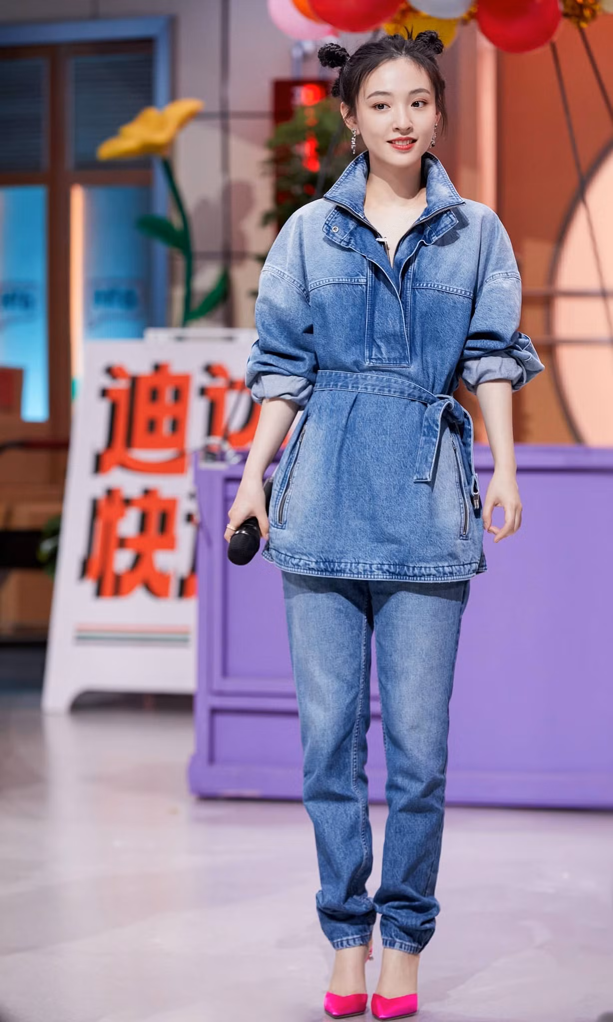 Ngô Thiến có hành động trách cứ bạn diễn trong một show khác.