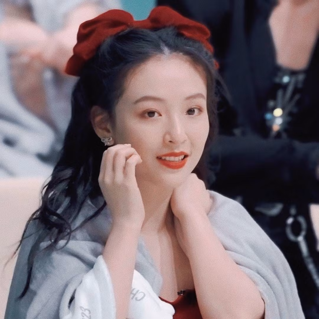 Ngô Thiến gây chú ý vì có nhiều hành động rụt rè, nhút nhát.