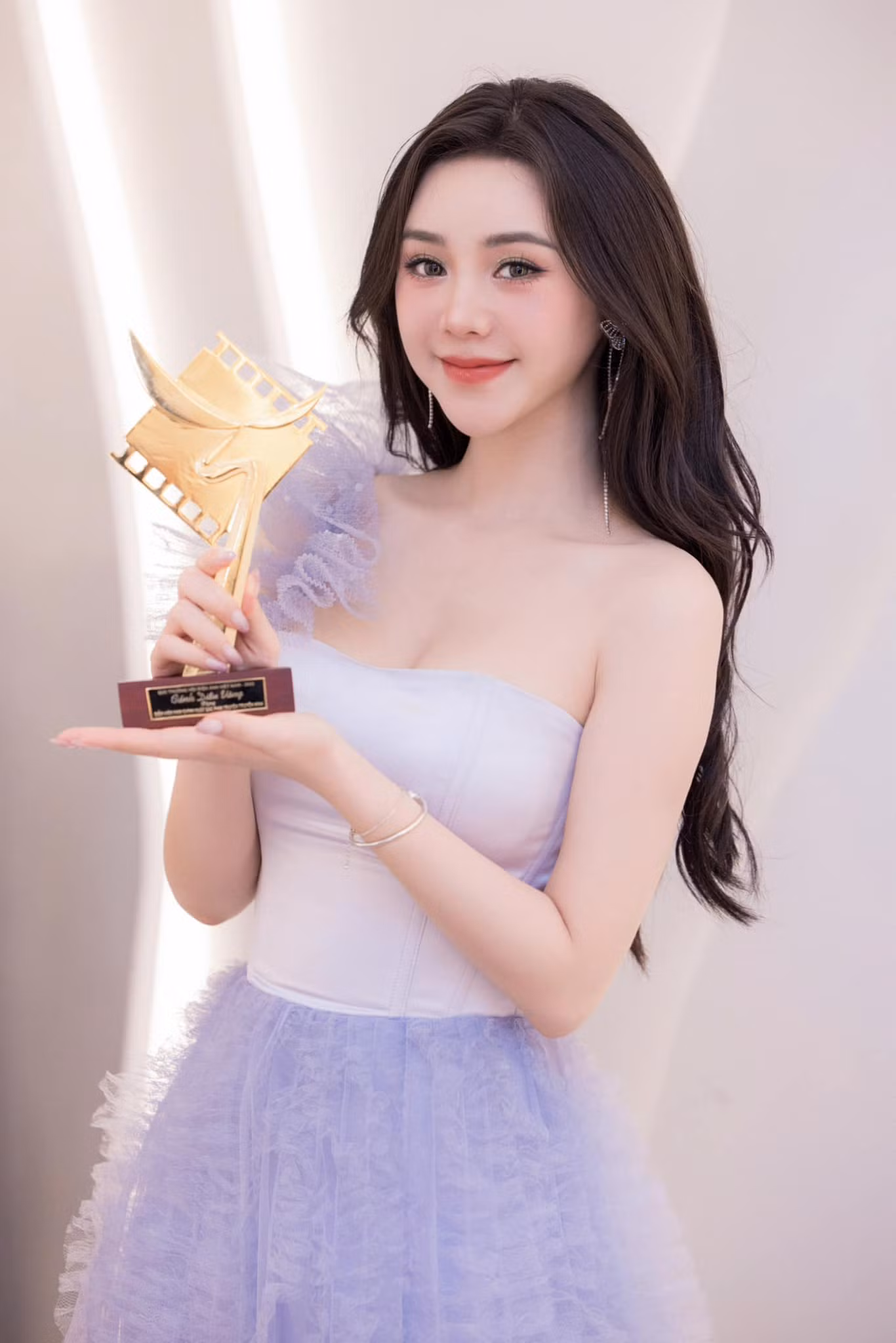 Cô mới giành giải Cánh diều vàng nhờ sự cố gắng không mệt mỏi. Cô mới giành giải Cánh diều vàng nhờ sự cố gắng không mệt mỏi.