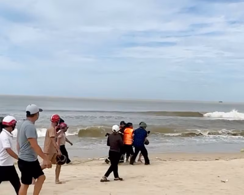 Người dân và lực lượng chức năng đưa thi thể nạn nhân vào bờ. Người dân và lực lượng chức năng đưa thi thể nạn nhân vào bờ.