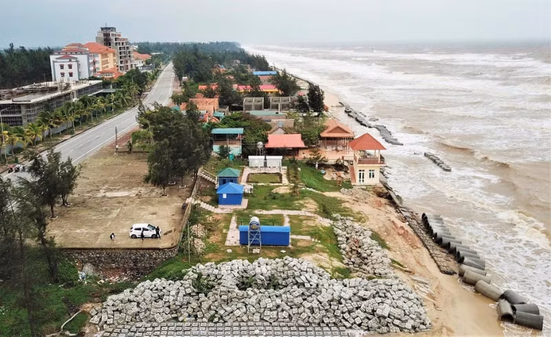 Bãi biển Nhật Lệ đang bị biển xâm thực nghiêm trọng. Bãi biển Nhật Lệ đang bị biển xâm thực nghiêm trọng.