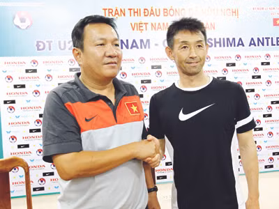 Cả HLV Hoàng Văn Phúc và trợ lý HLV Kashima Antlers, Ishii Masatada, đều quyết giành phần thắng. Ảnh: VSI