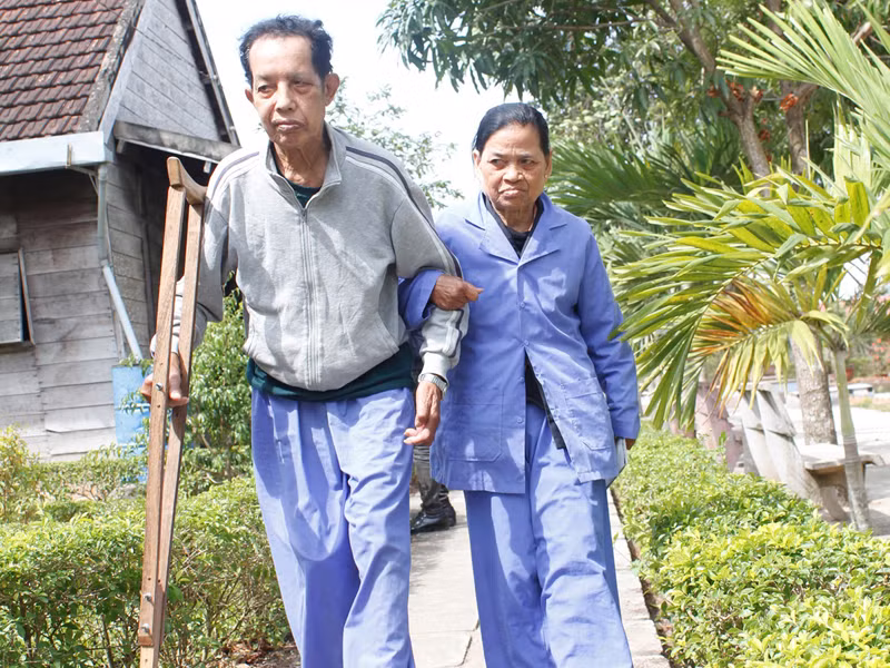 Và dẫn ông đi dạo