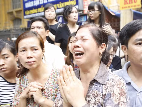 Người dân đứng bên đường phố Hà Nội khóc tiễn đưa linh cữu Đại tướng Ảnh: Như Ý