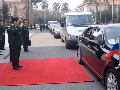 Đại tướng Phùng Quang Thanh chào Đại tướng Sergei Shoigu 