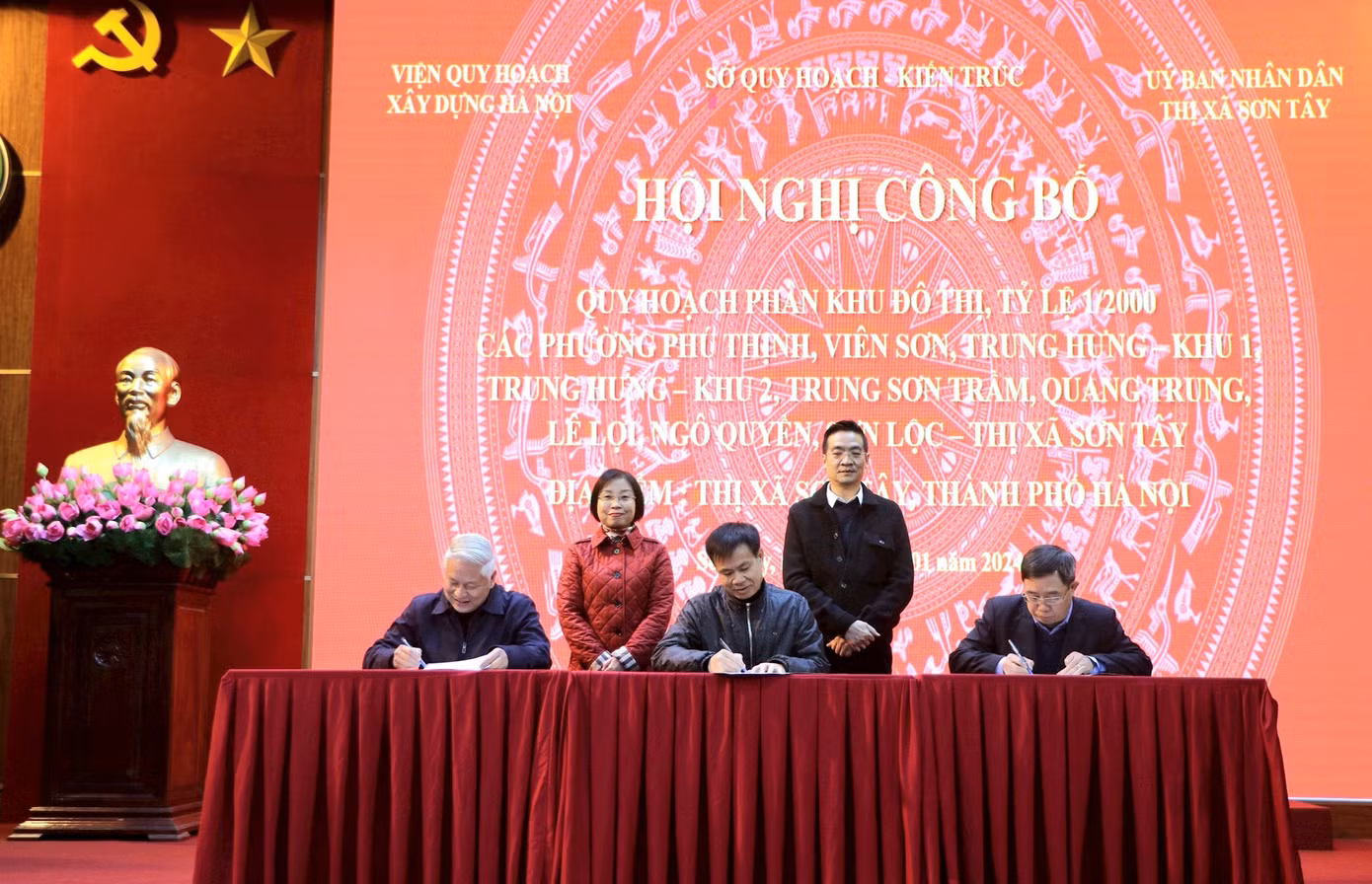 Đại diện Sở Quy hoạch- Kiến trúc, Viện Quy hoạch xây dựng Hà Nội ký bàn giao quy hoạch cho UBND thị xã Sơn Tây