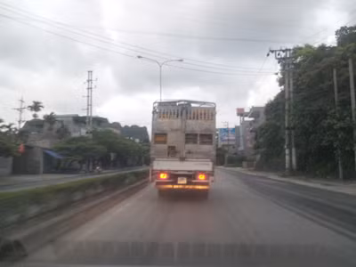 Xe gà nghênh ngang trên đường phố Hạ Long