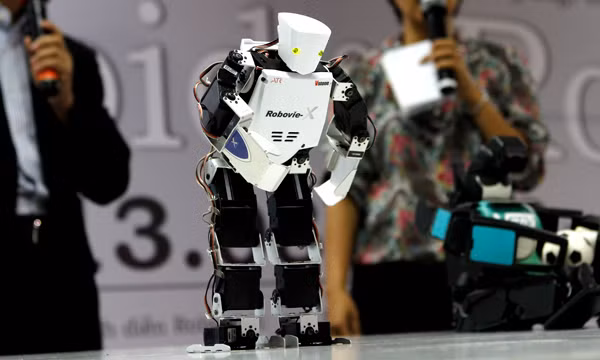 Chú robot cúi cháo khán giả. Chú robot cúi cháo khán giả