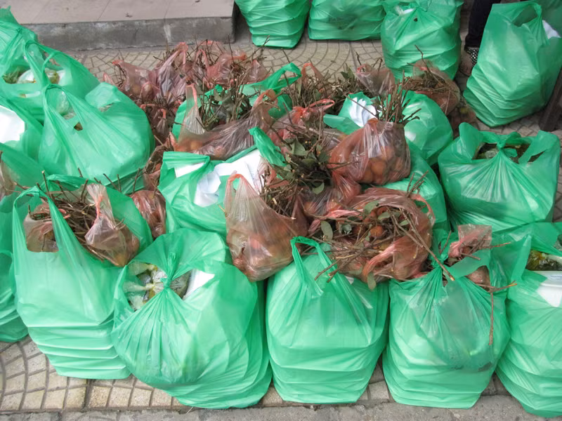 Mỗi suất ăn gồm có cơm gạo dẻo, đậu phụ sốt cà chua, lạc chiên, rau muống xào tỏi, ruốc nấm và thịt nạc tẩm bột chiên, canh cua nấu mồng tơi, cùng với nước uống pha chế từ trà thảo mộc và vải ăn tráng miệng