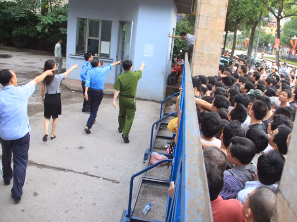 Cảnh sát và bảo vệ nỗ lực... Ảnh trong bài: Xuân phú