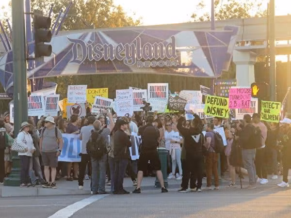 Làn sóng biểu tình ngày càng mạnh mẽ với những cuộc biểu tình phản đối trước Disneyland.