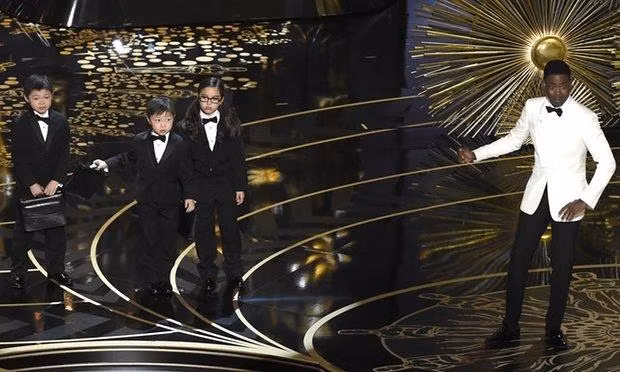 Tiết mục bị chỉ trích phân biệt chủng tộc của Chris Rock. - Nguồn: Internet. Tiết mục bị chỉ trích phân biệt chủng tộc của Chris Rock. - Nguồn: Internet.